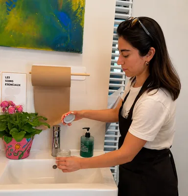 Sélection du matériel de l'atelier par une participante du Studio Esencia à Montréal